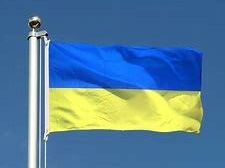 Foto zeigt wehende ukrainische Flagge